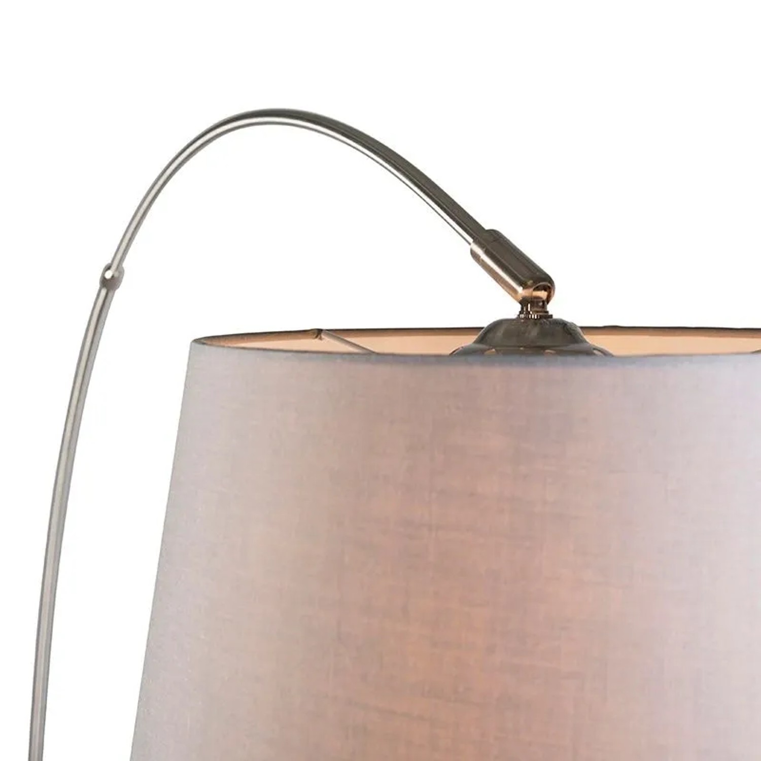 Detailaufnahme der QAZQA Bogenlampe Arc Basic mit grauem Stoffschirm und Stahlfuß.