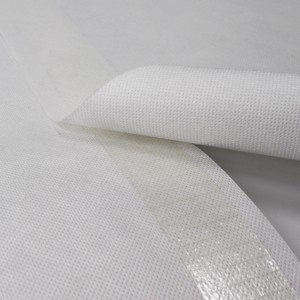 Detailaufnahme von Aquagart Gewebeklebeband für Unkrautvlies, doppelseitig und transparent.