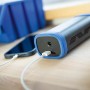LUX 12V Mini-Kompressor A-KPS-12/10 beim Aufladen eines Smartphones.