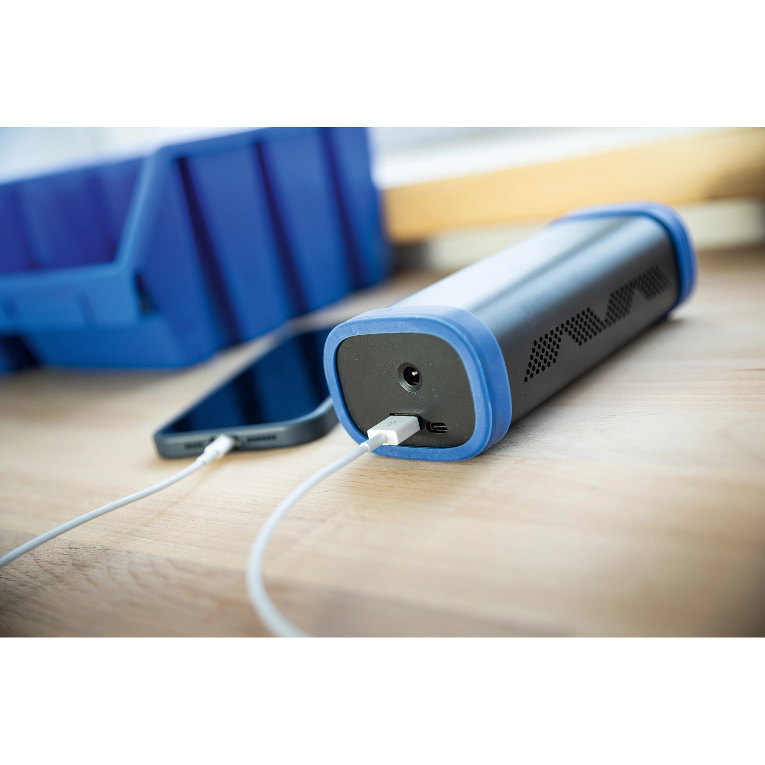LUX 12V Mini-Kompressor A-KPS-12/10 beim Aufladen eines Smartphones.