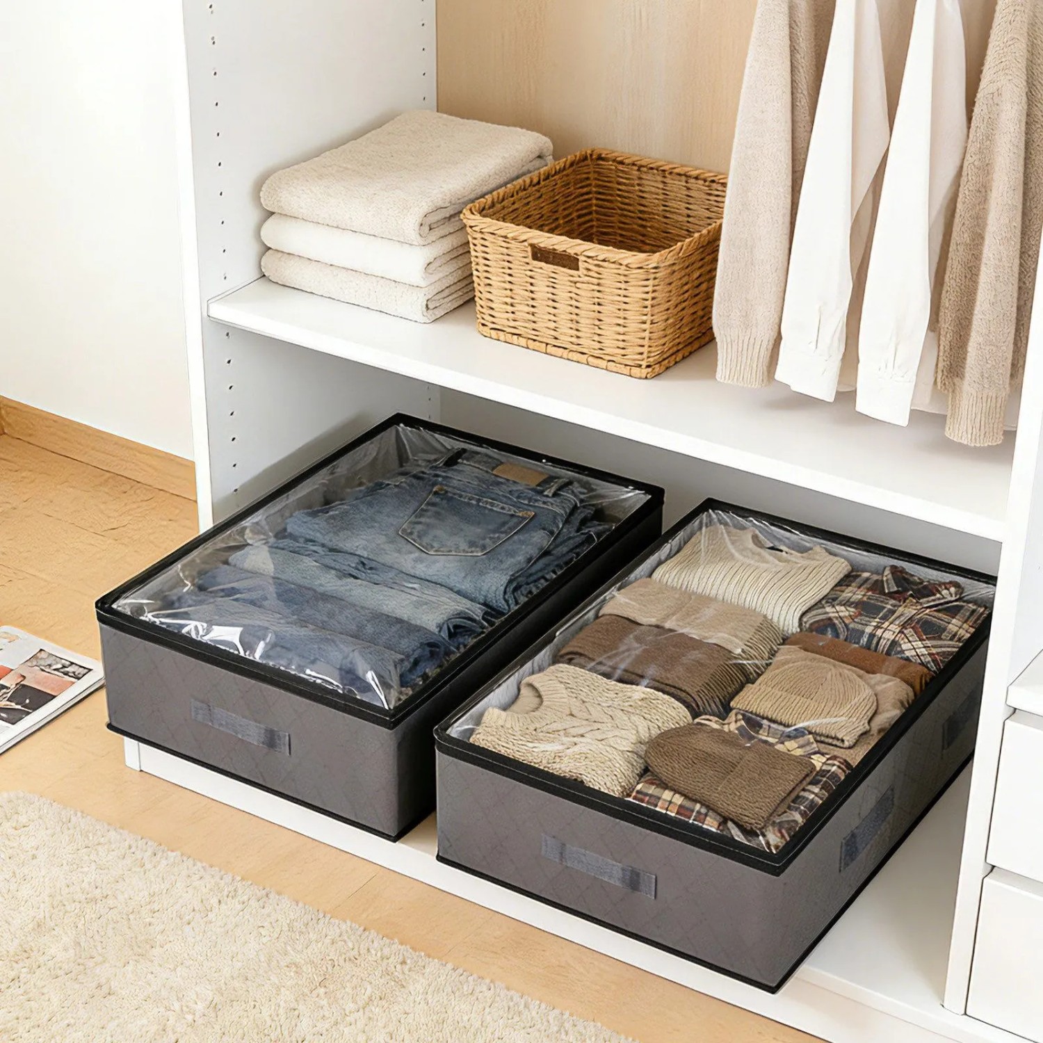Graue Unterbettkommoden mit transparentem Deckel im Kleiderschrank, gefüllt mit Kleidung. Praktische textile Aufbewahrung.