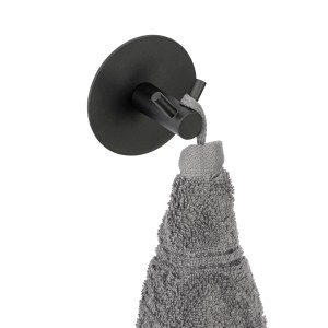 Schwarzer Schöner Wohnen Wandhaken Duo Meleto mit grauem Handtuch.