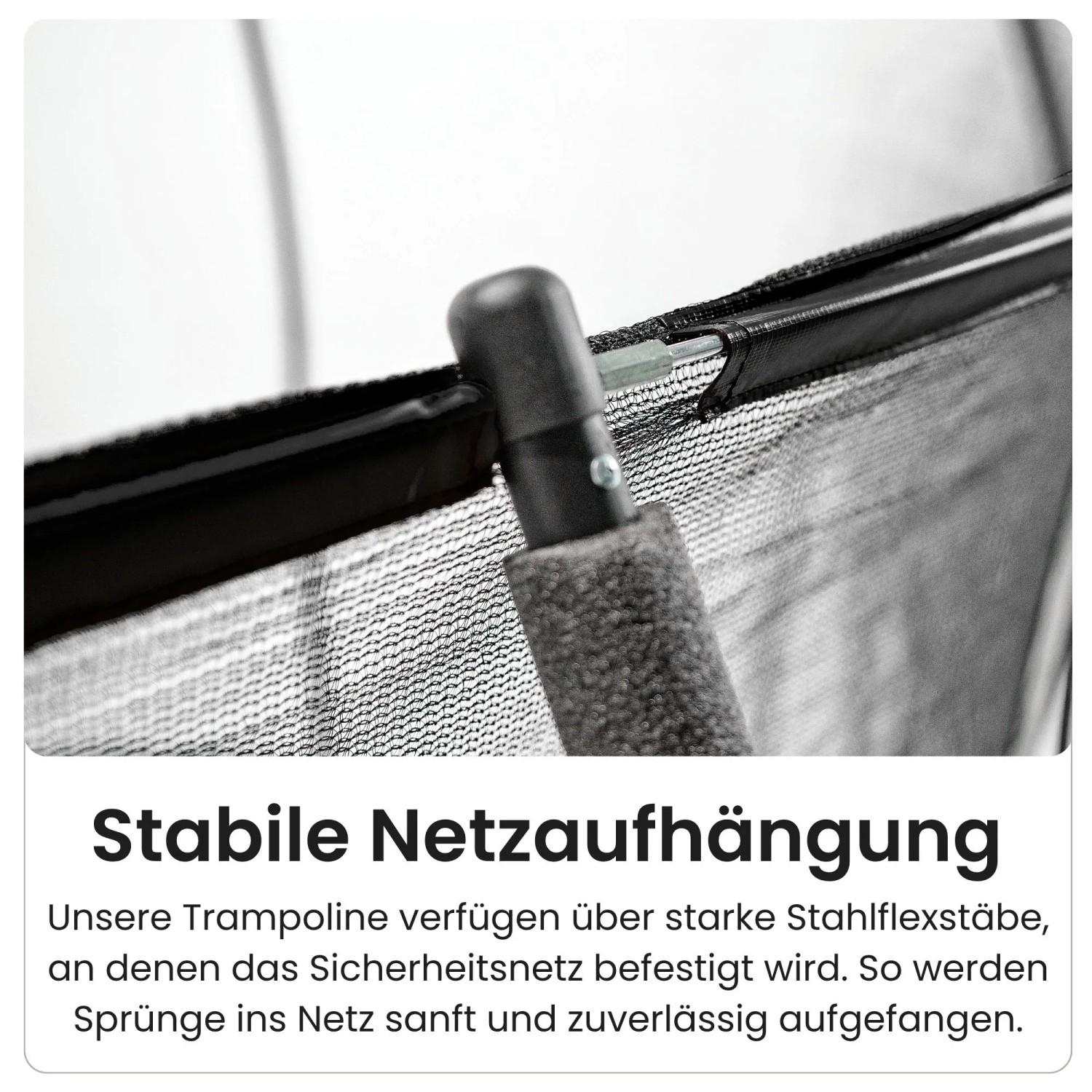 Detailaufnahme der Netzaufhängung eines Zero Gravity Trampolins mit Stahlflexstäben.