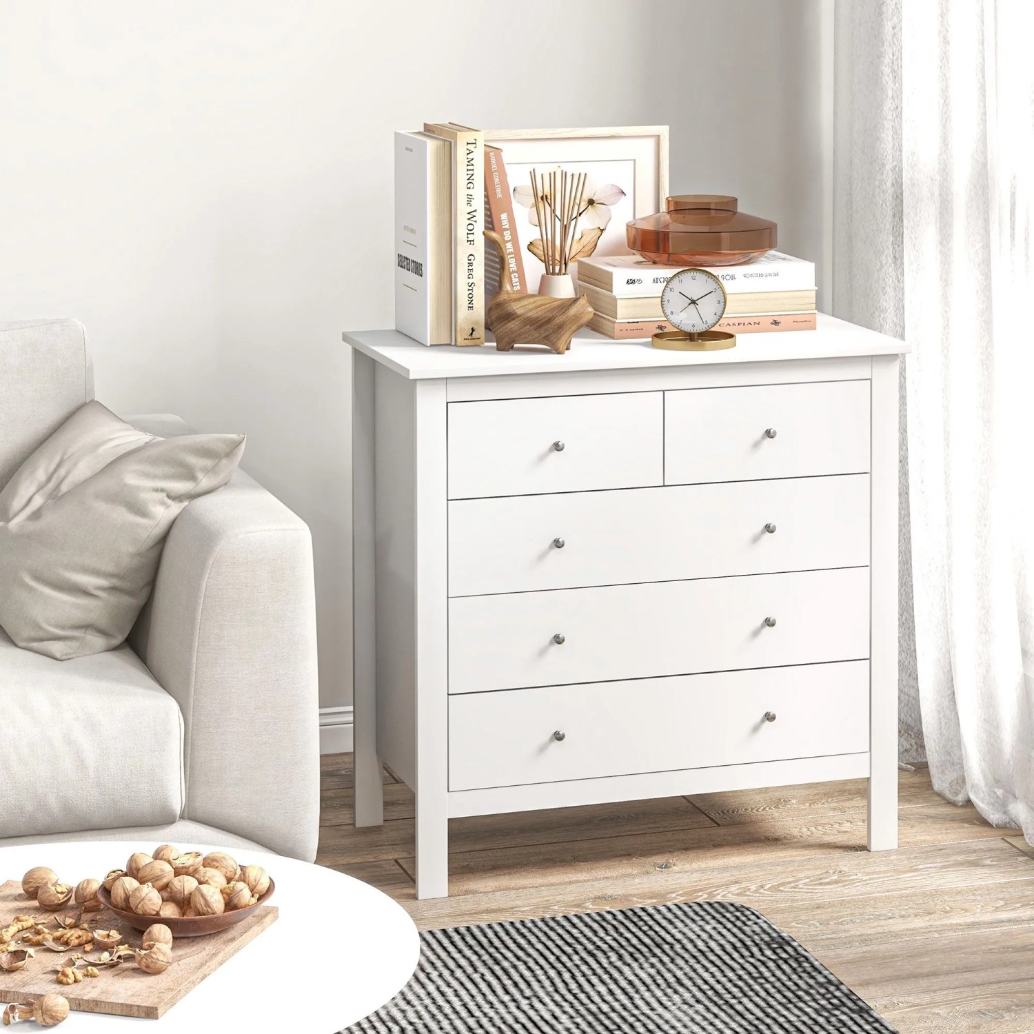 Weiße HOMCOM Kommode aus MDF/Spanplatte mit 5 Schubladen (2 klein, 3 groß) und silbernen Knäufen im Wohnzimmer.