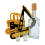 Gelber Holz-Bagger mit schwarzen Akzenten, hält eine Karaffe und 6 Schnapsgläser. Dekoratives Schnapsglasgeschenkset.