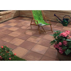 Verlegte Terrassenplatten Beton Florenz Terra-Nuanciert 40x40 cm auf Terrasse mit Gartenmöbeln.