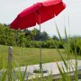 Roter Schneider Balkonschirm Locarno Ø 200 cm mit Knickfunktion auf Terrasse.