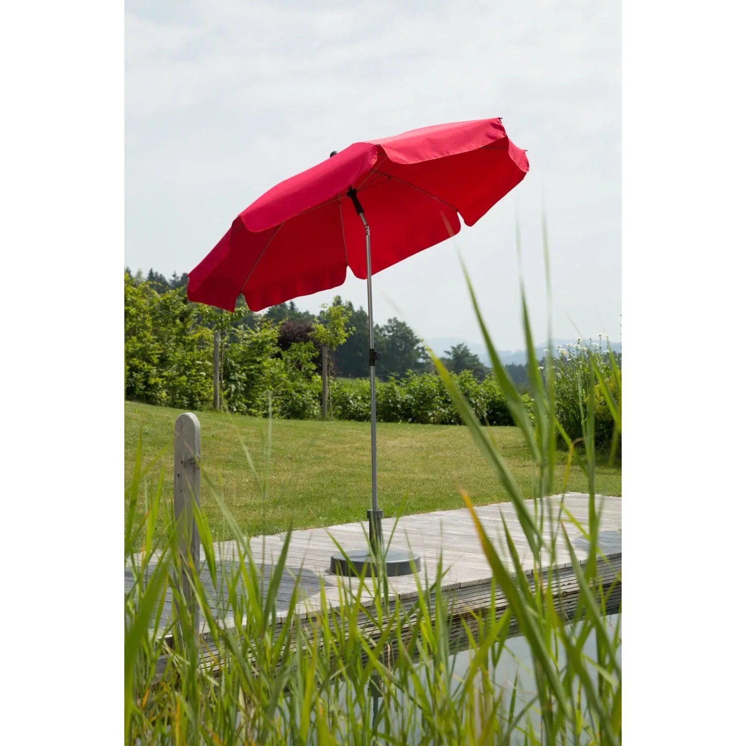 Roter Schneider Balkonschirm Locarno Ø 200 cm mit Knickfunktion auf Terrasse.