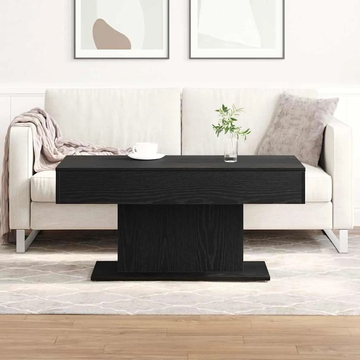 Moderner Couchtisch aus Holzwerkstoff in schwarzer Eichenoptik, rechteckig, vor hellem Sofa.