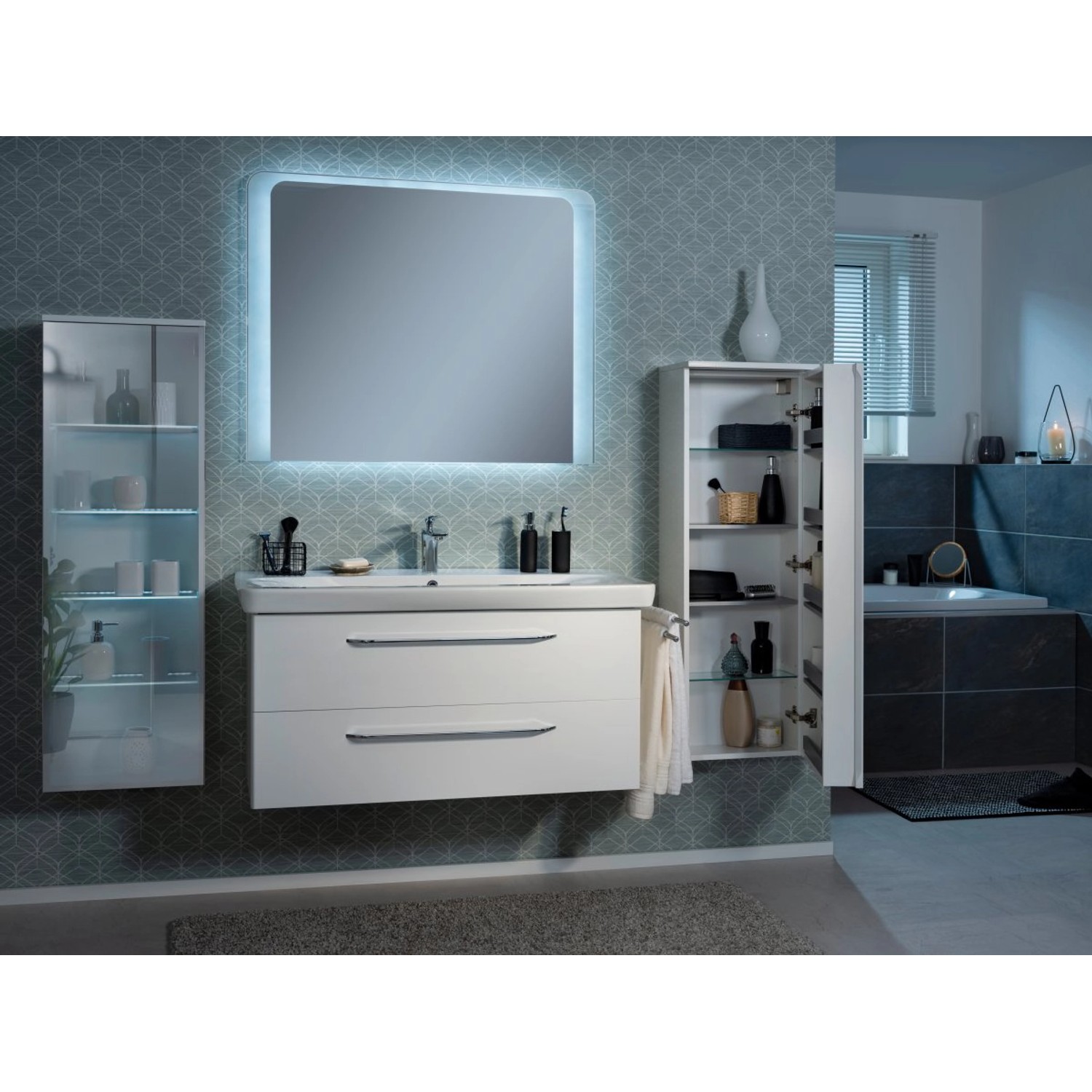 Modernes Bad mit Fackelmann Keramik-Waschbecken Milano, 107,5 cm, weiß, mit Unterschrank und Spiegelschrank.