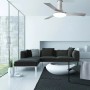 Grauer LEDS-C4 Deckenventilator Fus 132 cm mit LED-Beleuchtung in modernem Wohnzimmer.