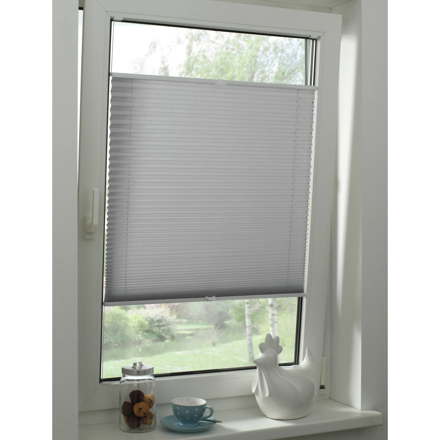 Graues Gardinia Plissee Concept Tageslicht 100x130 cm am Fenster montiert.