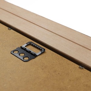 Detailansicht der Aufhängung des silbernen Wandspiegels im Antik-Stil (70x90 cm) aus Massivholz.