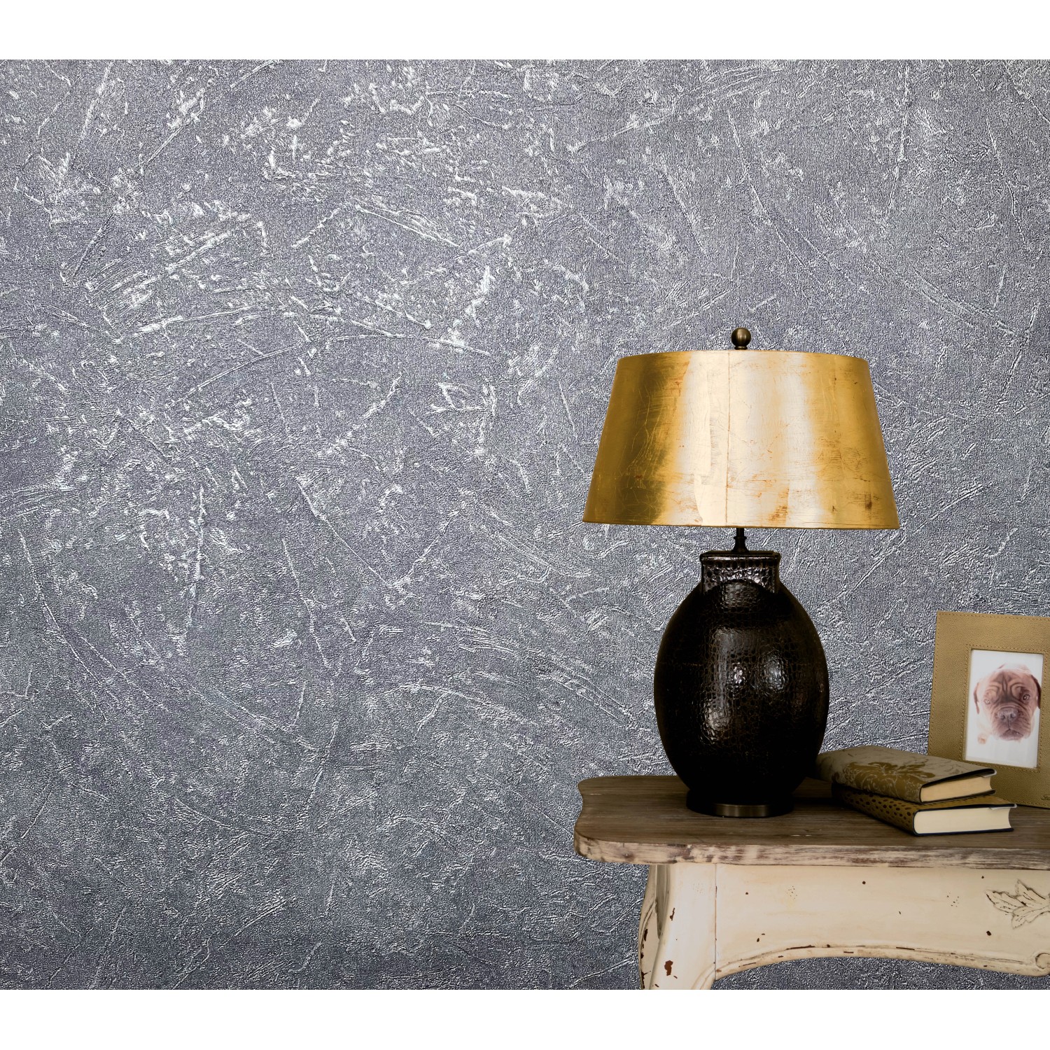 Marburg Vliestapete Vintage Deluxe Betonoptik Grau-Silber an Wand mit Lampe.