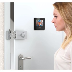 Basi Digitaler Türspion TS 800 in Schwarz an einer weißen Tür mit Frau.