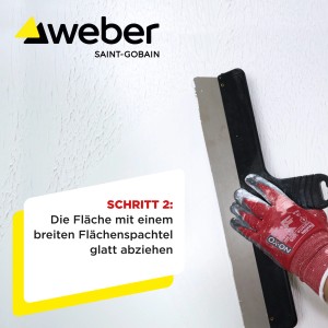 Weber Rollspachtel Anwendung: Fläche wird mit breitem Flächenspachtel geglättet.