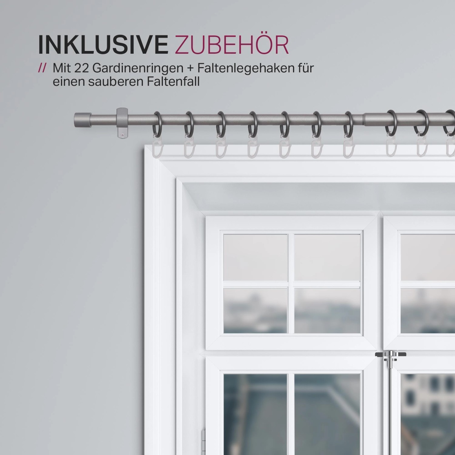 Bestlivings Stilgarnitur, ausziehbar, silberfarben, mit Ringen und Faltenlegehaken vor Fenster.