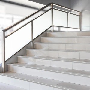 Treppe mit silbernem KARAT Stufenkantenprofil Safety Form F als Treppenkanten Schutz.