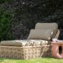 Beliani Gartenliege Natur/Grau (180x93x100) mit Kissen, Rattanliege für Garten & Terrasse.