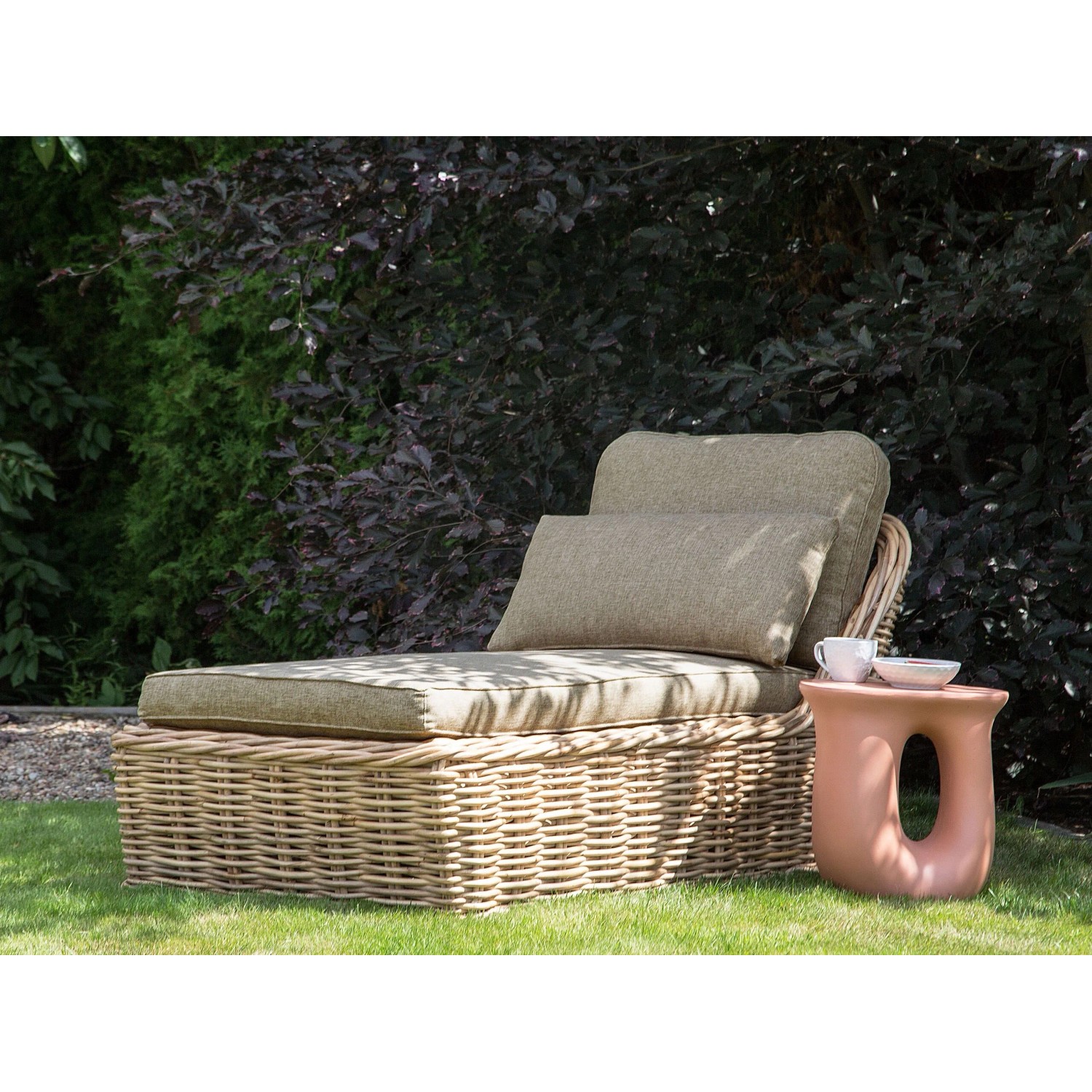Beliani Gartenliege Natur/Grau (180x93x100) mit Kissen, Rattanliege für Garten & Terrasse.