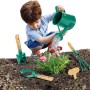 Junge gießt Blumen mit dem Hape Gartenwerkzeug-Set (6-teilig, braun-grün) im Garten.