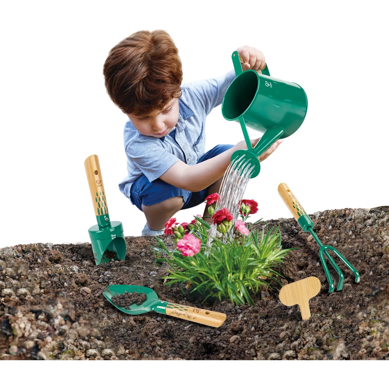 Junge gießt Blumen mit dem Hape Gartenwerkzeug-Set (6-teilig, braun-grün) im Garten.