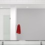 Rechteckiger Spiegel im Badezimmer mit Handtuch und weißen Fliesen.