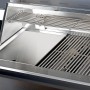 Detailaufnahme der Buschbeck Outdoorküche Brighton mit Grillrost und Plancha-Platte.