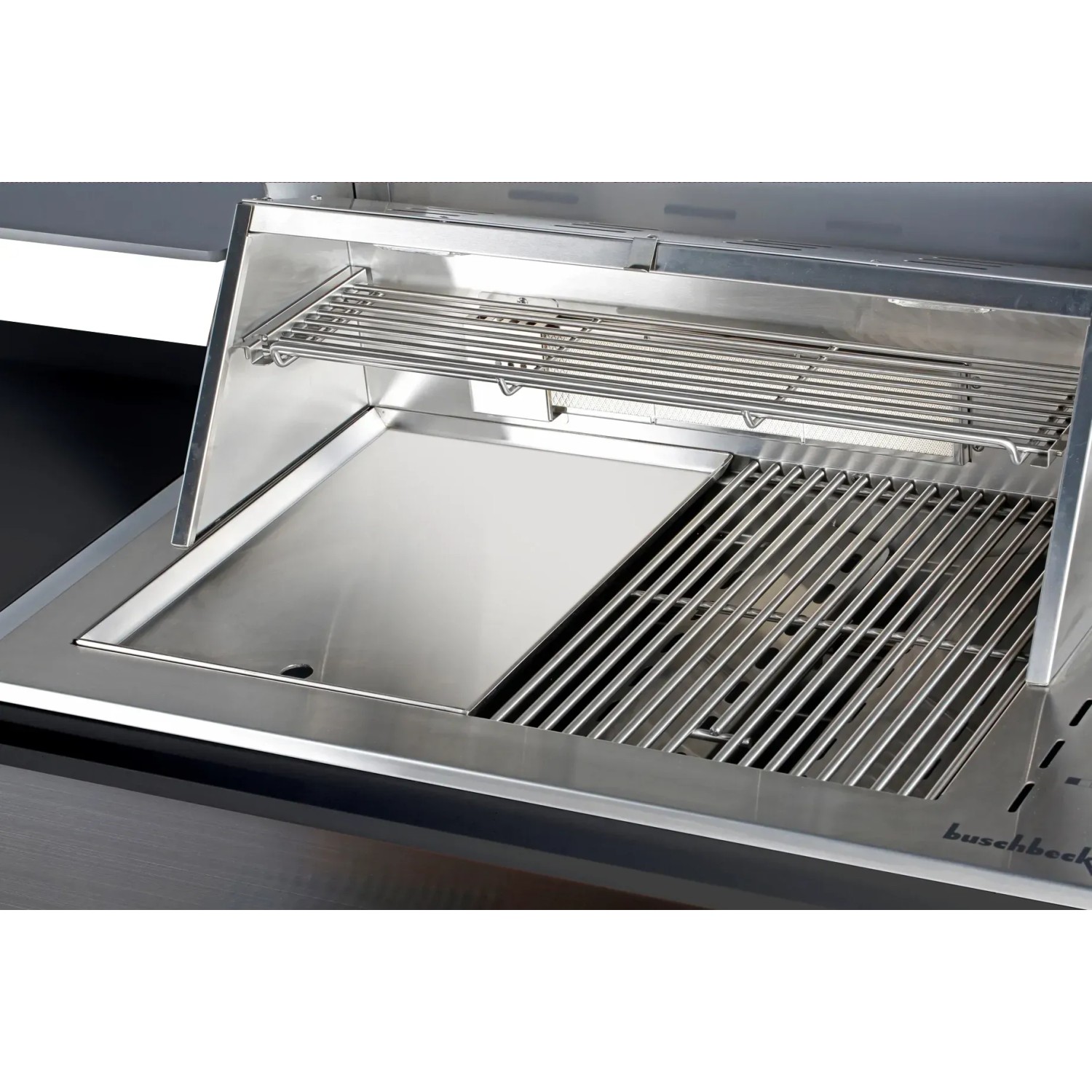Detailaufnahme der Buschbeck Outdoorküche Brighton mit Grillrost und Plancha-Platte.