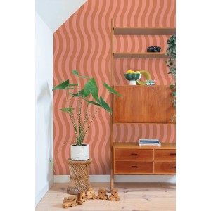 ESTAhome Vliestapete mit rosa Wellenstreifen an der Wand, dekoriert mit Pflanze und Holzregal. Stilvolle Wandgestaltung.