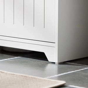 Detailaufnahme: Weißer SoBuy Waschbeckenunterschrank (60cm) mit zwei Türen und Fußdetails.