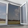 Insektenschutzrahmen am Fenster, befestigt mit weißem Doppelklettband (2 Stück, 5 m).