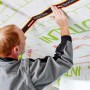 Anwendung von Rockwool RockTect Inline Papierklebeband zur luftdichten Verklebung im Innenbereich.