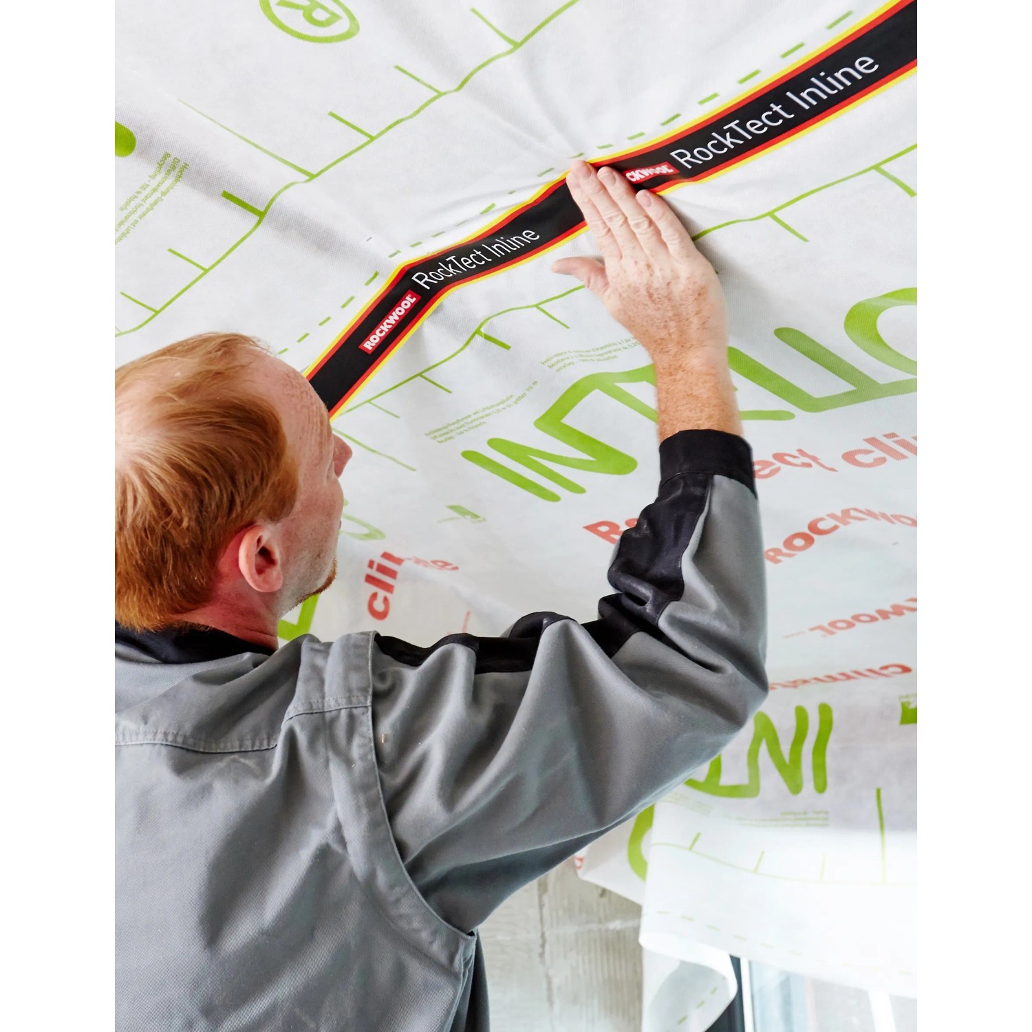 Anwendung von Rockwool RockTect Inline Papierklebeband zur luftdichten Verklebung im Innenbereich.