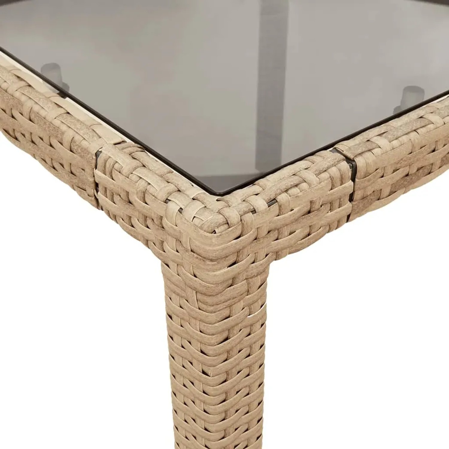 Detailansicht: Beige Garten-Essgruppe aus Rattan mit Glasplatte. Gartenmöbel für Terrasse und Garten.