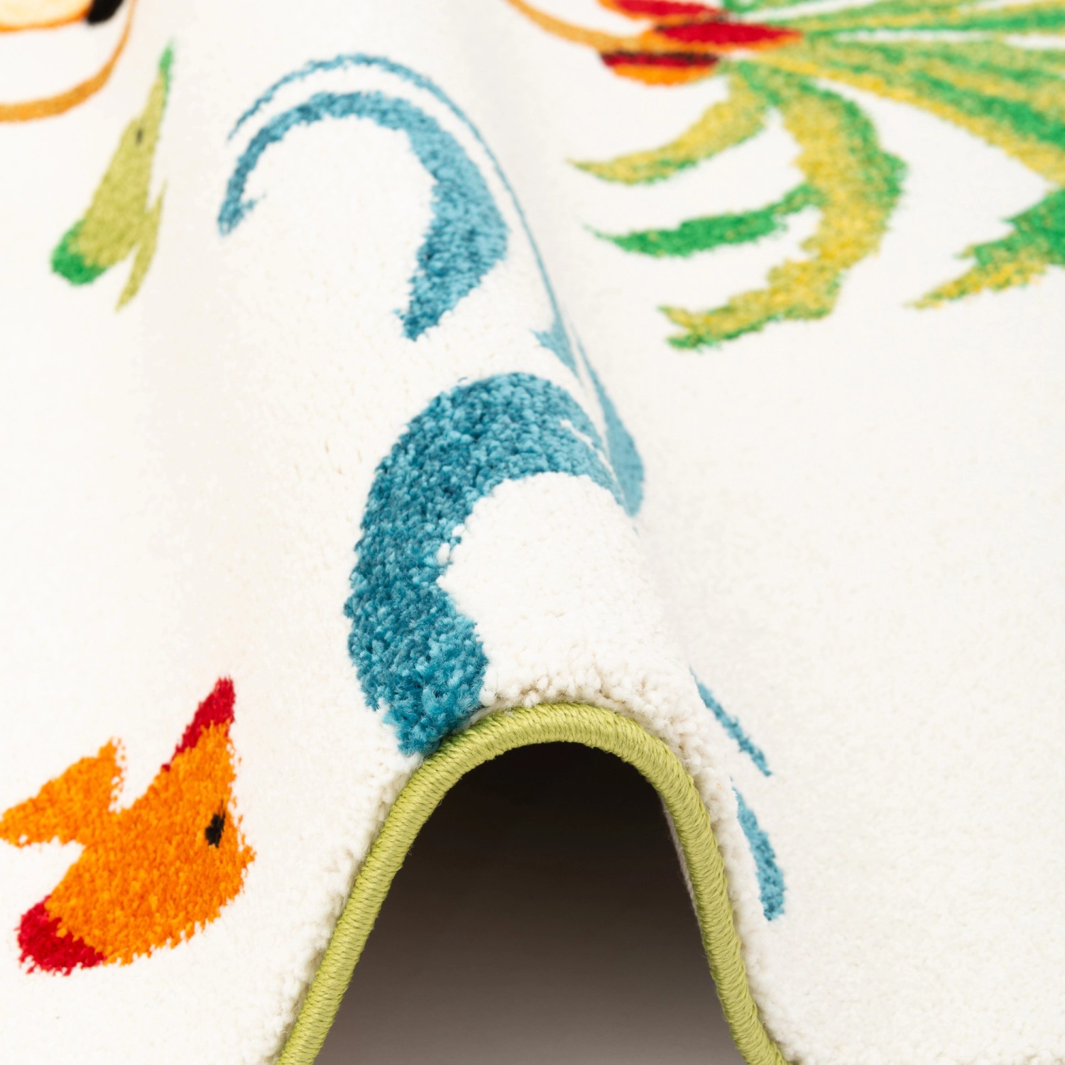 Detailansicht: Bunter Kinderteppich mit Piraten-Motiv, 160x230cm. Kurzflorteppich für Kinderzimmer.