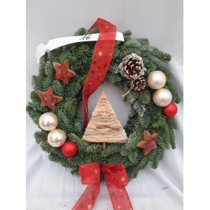 Türkranz, 30 cm, mit roter Deko: Tannengrün, Kugeln, Sterne, Schleife und Holz-Tanne als Adventsschmuck.