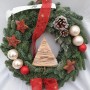 Türkranz, 30 cm, mit roter Deko: Tannengrün, Kugeln, Sterne, Schleife und Holz-Tanne als Adventsschmuck.