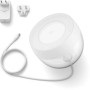 Weiße Philips Hue Iris Tischleuchte mit Zubehör für farbige Akzente & smarte Steuerung.