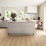 Egger NatureSense Aqua Laminat in heller Eichenholzoptik, verlegt in moderner Küche. Wasserfester Boden.