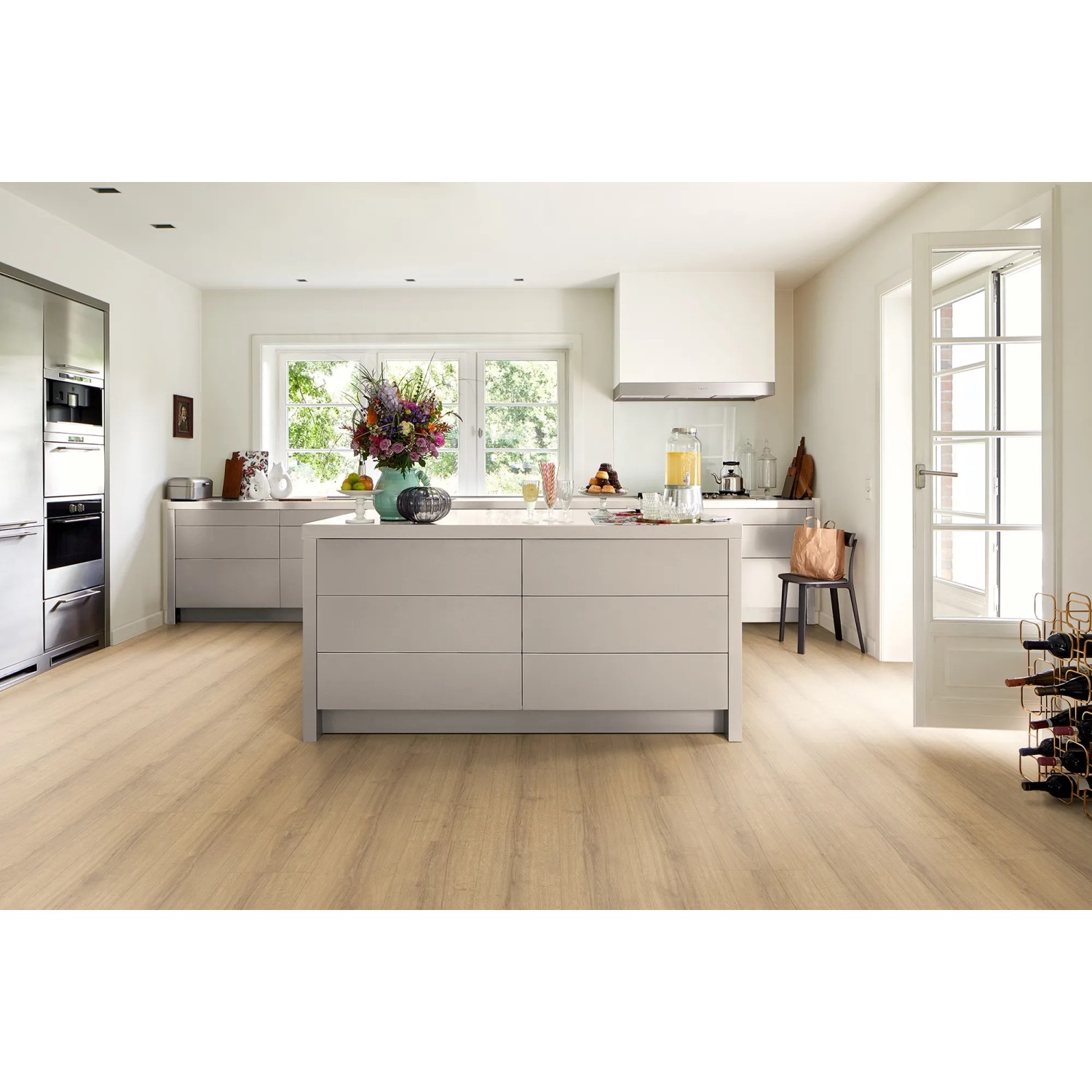 Egger NatureSense Aqua Laminat in heller Eichenholzoptik, verlegt in moderner Küche. Wasserfester Boden.