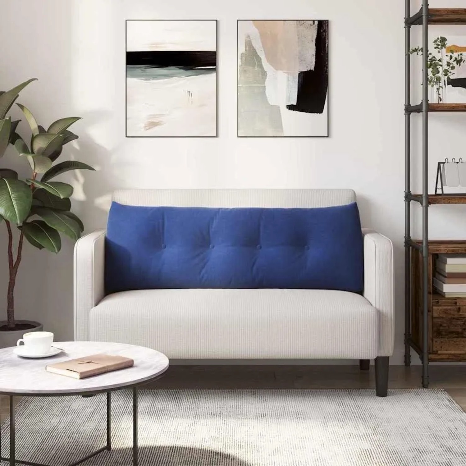 Blaues Samt Rückenkissen 140cm auf Sofa. Dekokissen für Wohnzimmer & Schlafzimmer.