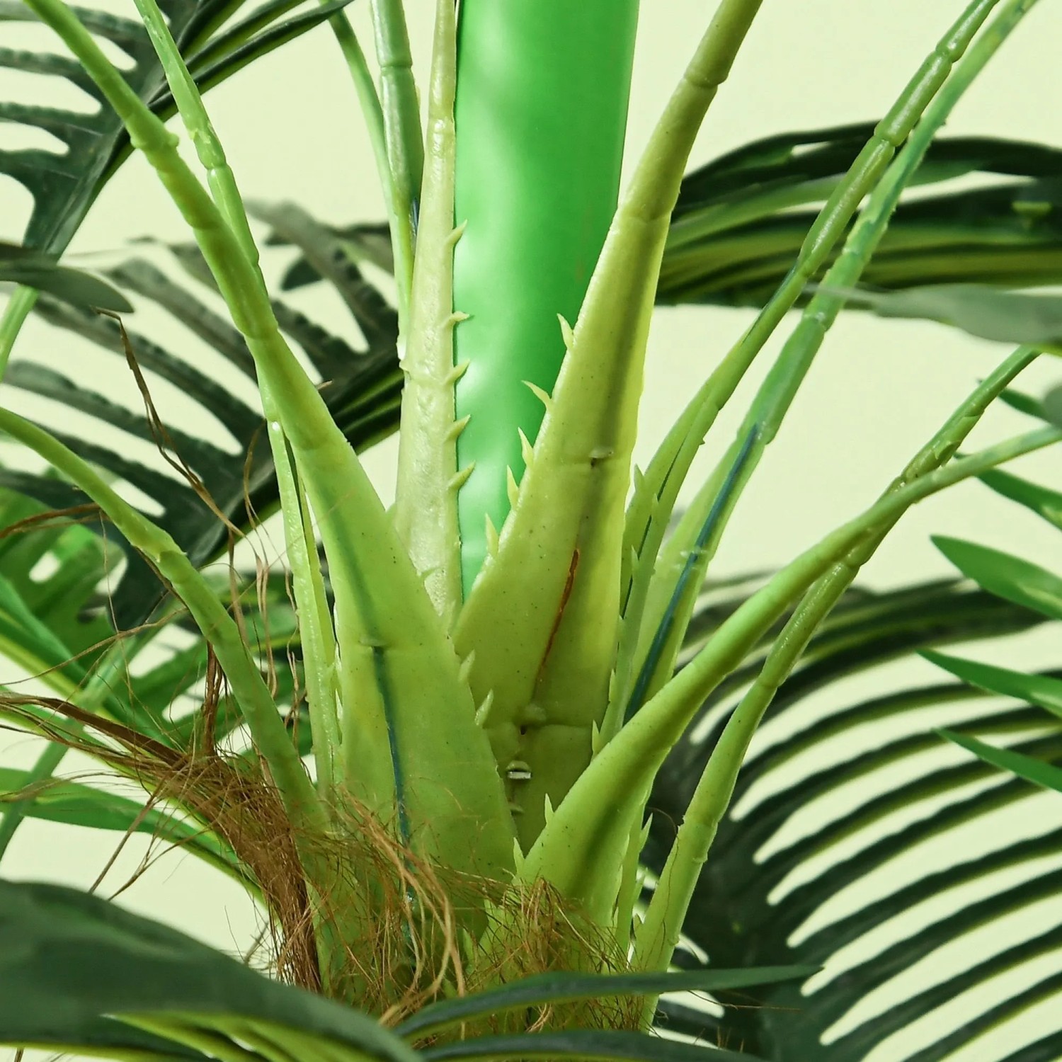 HOMCOM Kunstpalme: Detail von grünen Kunststoffstämmen und Blättern mit braunen Fasern. Realistische Zimmerpflanze.