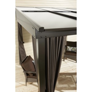 Detailansicht der anthrazitfarbenen Sojag Terrassenüberdachung St. Barth mit Vorhängen.