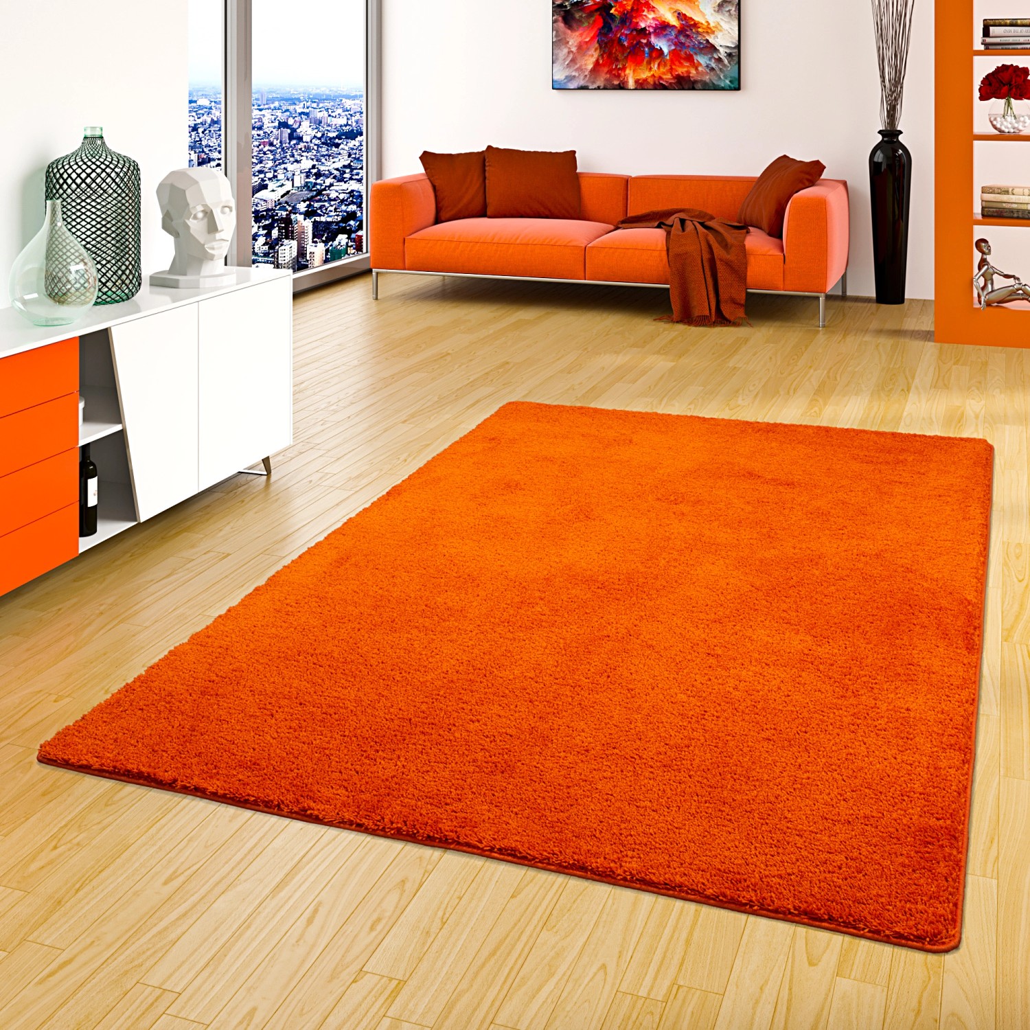 Orangefarbener, quadratischer Hochflor-Teppich (100x100cm) im Wohnzimmer.