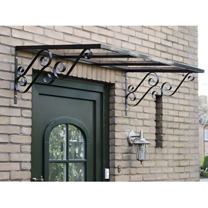 Schwarzes Vente-unique Amban Türvordach 120 cm mit transparentem Dach und verzierten Aluminium-Haltern über Haustür.