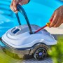 Akku-Poolroboter Orca 45 CL in Weiß/Grau mit Handgriff und Rädern am Poolrand.