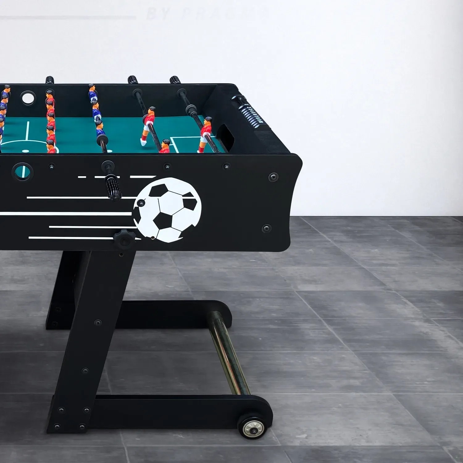 Schwarzer Cougar Tischkicker Scorpion Kick TS, faltbar mit Fußball-Motiv.
