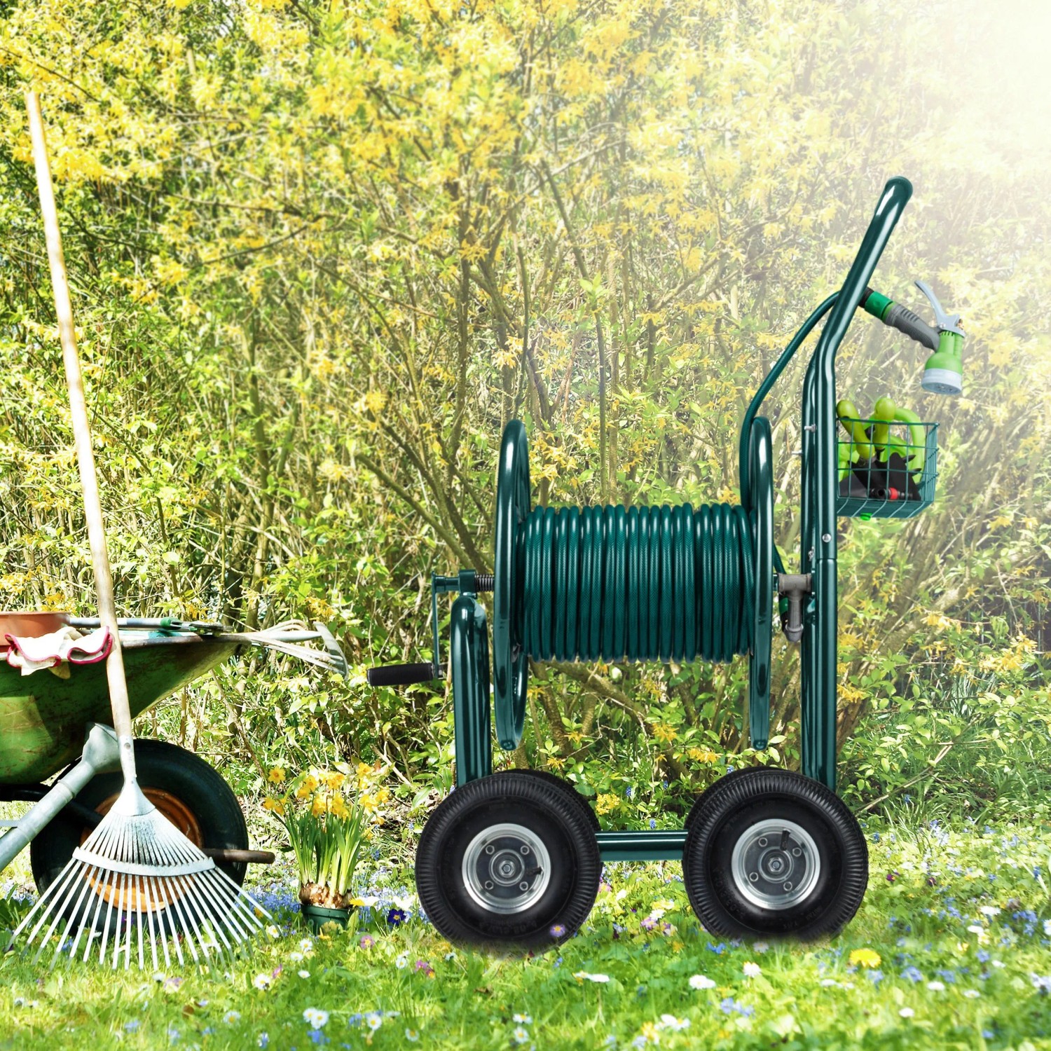 Grüner Metall-Gartenschlauchwagen mit Kurbel, 4 Lufträdern und aufgewickeltem Schlauch im Garten.