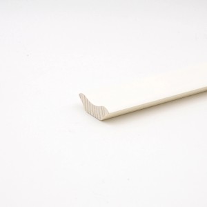 Weiße, furnierte Sockelleiste (25x25x2500 mm) für einen harmonischen Bodenabschluss.